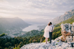 Brautpaar auf einem Berg mit Blick ins Tal